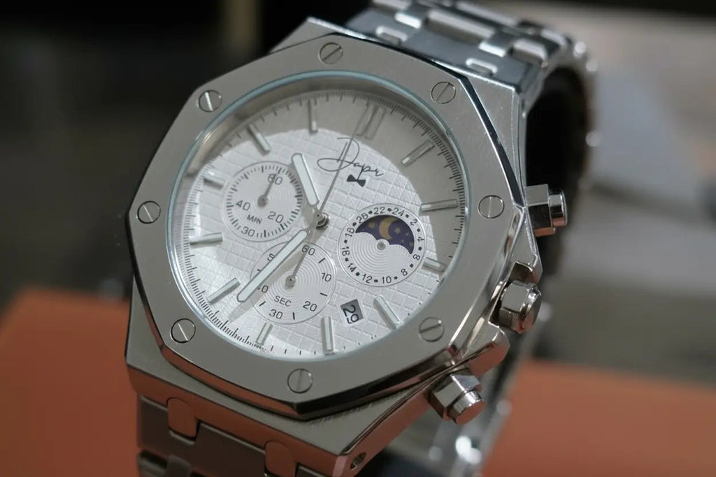 Silberne Edelstahluhr – ChronoLunar White Dial von Dapper Watches