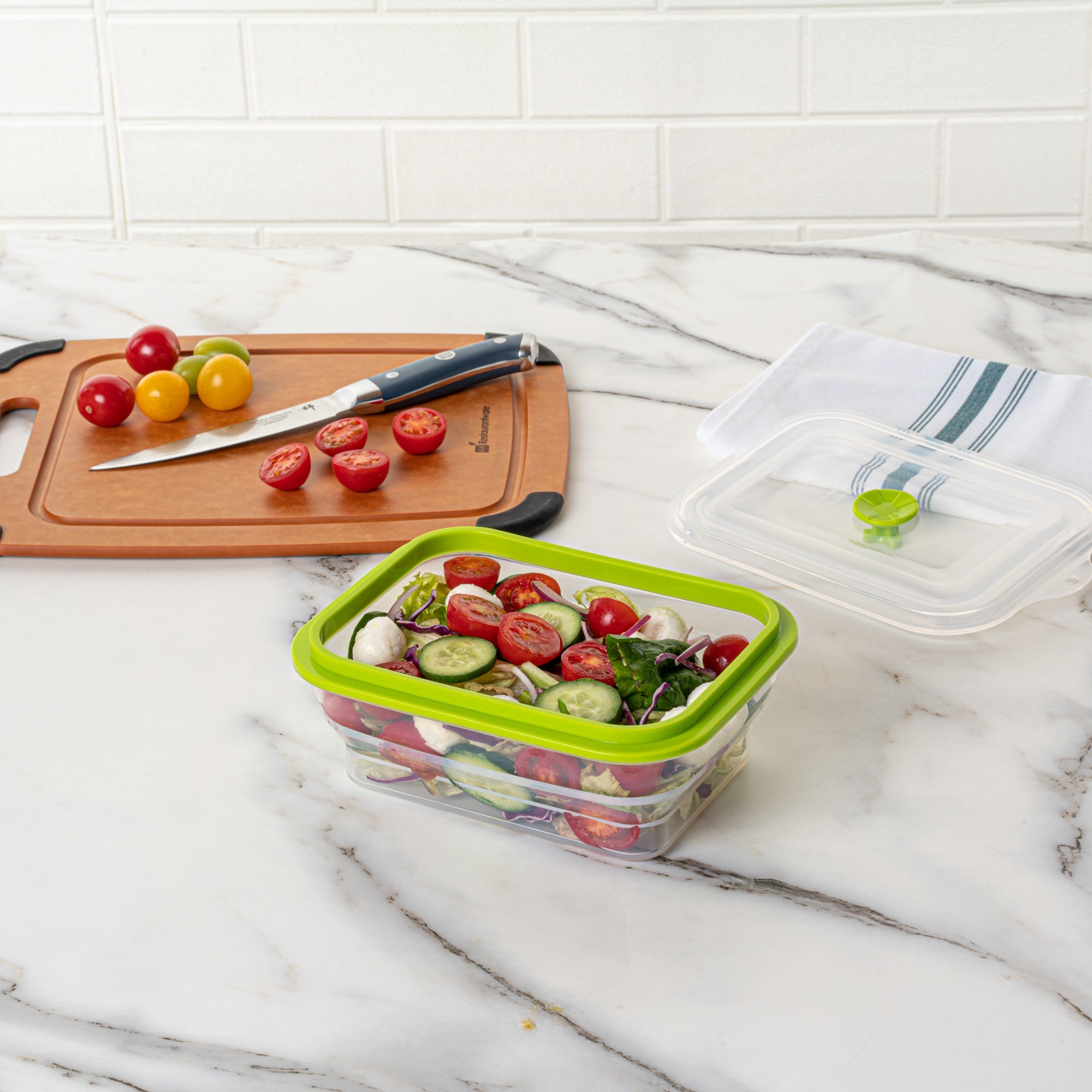 Fresh Hero 32 oz Green Silicone Airtight Food Storage Container - with Vented Lid, Collapsible - 7 3/4" x 5 1/2" x 2 3/4" - 20 count box